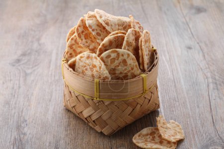 Foto de Chips de tempeh crujientes con un sabor sabroso y crujiente - Imagen libre de derechos