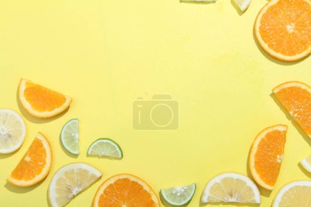 Photo pour Tranche de fruit en arrière-plan lumineux - image libre de droit