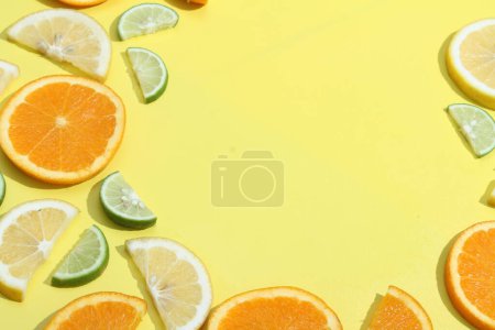 Téléchargez les photos : Tranche de fruit en arrière-plan lumineux - en image libre de droit