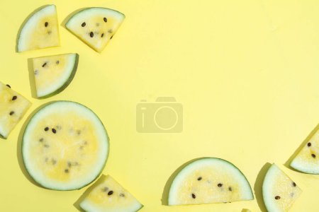 Téléchargez les photos : Tranche de fruit en arrière-plan lumineux - en image libre de droit