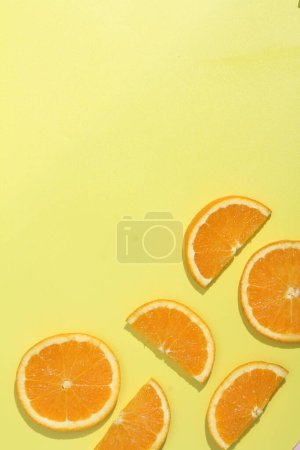Foto de Rebanada de fruta en fondo brillante - Imagen libre de derechos