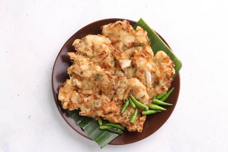 Foto de Bakwan es un alimento frito hecho de verduras y harina de trigo que se encuentra comúnmente en Indonesia. Bakwan generalmente se refiere a bocadillos fritos de verduras que suelen ser vendidos por vendedores ambulantes. - Imagen libre de derechos