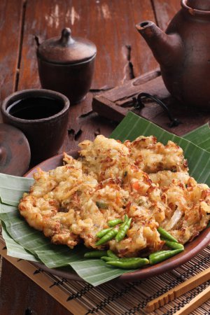 Foto de Bakwan es un alimento frito hecho de verduras y harina de trigo que se encuentra comúnmente en Indonesia. Bakwan generalmente se refiere a bocadillos fritos de verduras que suelen ser vendidos por vendedores ambulantes. - Imagen libre de derechos