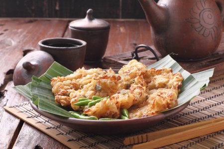 Téléchargez les photos : Bakwan est un aliment frit à base de légumes et de farine de blé que l'on trouve couramment en Indonésie. Bakwan se réfère généralement à des collations frites de légumes qui sont généralement vendus par les colporteurs itinérants. - en image libre de droit