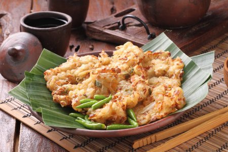 Téléchargez les photos : Bakwan est un aliment frit à base de légumes et de farine de blé que l'on trouve couramment en Indonésie. Bakwan se réfère généralement à des collations frites de légumes qui sont généralement vendus par les colporteurs itinérants. - en image libre de droit