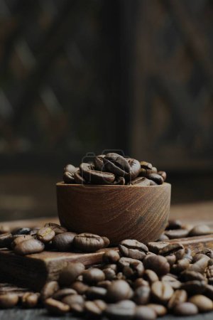 Téléchargez les photos : Un grain de café est une graine de la plante Coffea et la source de café. C'est le pépin à l'intérieur du fruit rouge ou violet. Ce fruit est souvent appelé une cerise sur le café. - en image libre de droit
