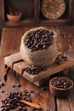 Foto de Un grano de café es una semilla de la planta de Coffea y la fuente de café. Es el pip dentro de la fruta roja o púrpura. Esta fruta se conoce a menudo como una cereza de café. - Imagen libre de derechos