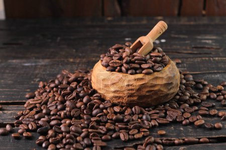 Foto de Un grano de café es una semilla de la planta de Coffea y la fuente de café. Es el pip dentro de la fruta roja o púrpura. Esta fruta se conoce a menudo como una cereza de café. - Imagen libre de derechos