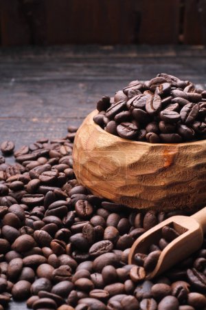 Téléchargez les photos : Un grain de café est une graine de la plante Coffea et la source de café. C'est le pépin à l'intérieur du fruit rouge ou violet. Ce fruit est souvent appelé une cerise sur le café. - en image libre de droit