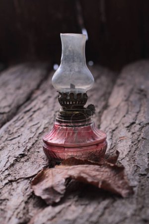 Téléchargez les photos : Vieille lampe vintage au kérosène sur fond en bois - en image libre de droit