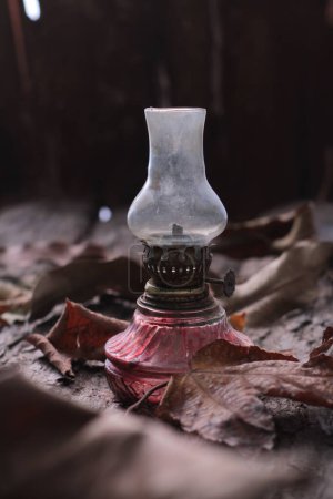 Foto de Vieja lámpara de queroseno en una mesa de madera - Imagen libre de derechos