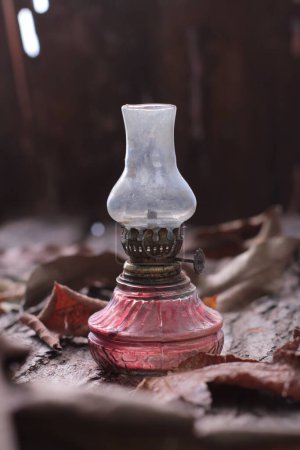 Foto de Vieja lámpara de queroseno vintage sobre un fondo de madera - Imagen libre de derechos