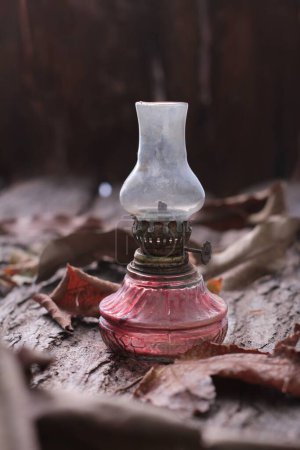 Foto de Vieja lámpara de queroseno vintage en mesa de madera - Imagen libre de derechos