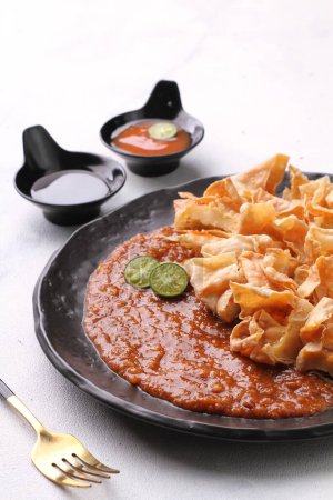 Téléchargez les photos : Batagor est un plat sundanais d'Indonésie, et populaire en Asie du Sud-Est, composé de boulettes de poisson frit, généralement servi avec de la sauce aux arachides. Il est traditionnellement fabriqué à partir de tenggiri haché - en image libre de droit