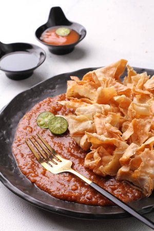 Foto de Batagor es un plato sundanés de Indonesia, y popular en el sudeste asiático, que consiste en albóndigas de pescado frito, por lo general se sirve con salsa de maní. Tradicionalmente está hecho de tenggiri picado. - Imagen libre de derechos
