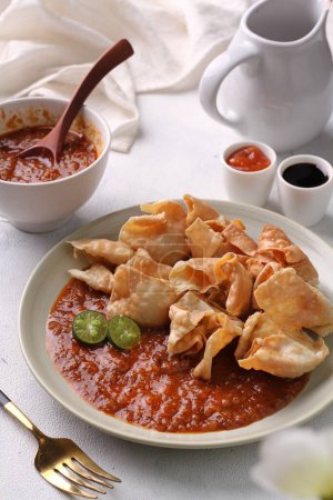 Téléchargez les photos : Batagor est un plat sundanais d'Indonésie, et populaire en Asie du Sud-Est, composé de boulettes de poisson frit, généralement servi avec de la sauce aux arachides. Il est traditionnellement fabriqué à partir de tenggiri haché, - en image libre de droit