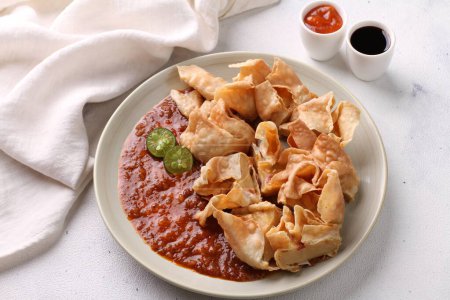 Foto de Batagor es un plato sundanés de Indonesia, y popular en el sudeste asiático, que consiste en albóndigas de pescado frito, por lo general se sirve con salsa de maní. Tradicionalmente está hecho de tenggiri picado., - Imagen libre de derechos