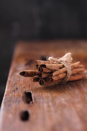 Téléchargez les photos : Cannelle sur la table en bois - en image libre de droit