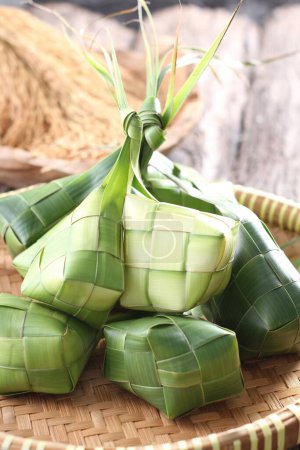 Téléchargez les photos : Écorce de ketupat de jeunes feuilles de noix de coco - en image libre de droit