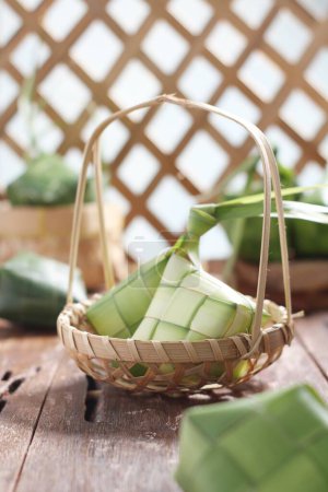 Téléchargez les photos : Écorce de ketupat de jeunes feuilles de noix de coco - en image libre de droit