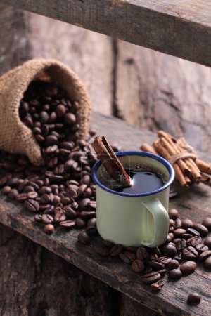 Foto de Coffee is a drink prepared from roasted coffee beans. Darkly colored, bitter, and slightly acidic, coffee has a stimulating effect on humans, primarily due to its caffeine content. It has the highest sales in the world market for hot drinks. - Imagen libre de derechos