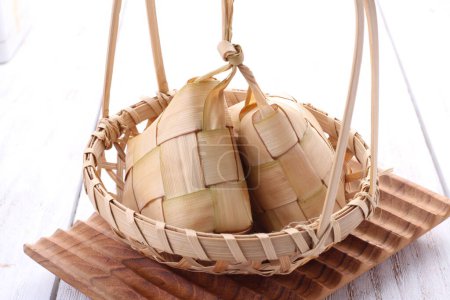 Foto de Ketupat (en indonesio y malayo), kupat (en javanés y sundanés) o tipat (en balinés) es un tipo de albóndigas hechas de arroz envasadas dentro de un contenedor en forma de diamante de una bolsa de hojas de palma tejida, originarias de Indonesia.. - Imagen libre de derechos