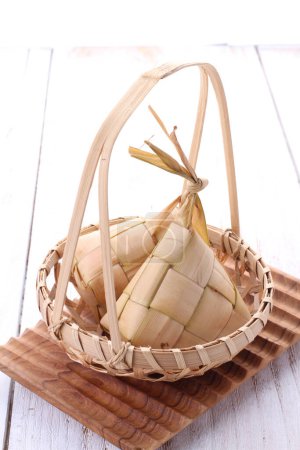 Foto de Ketupat (en indonesio y malayo), kupat (en javanés y sundanés) o tipat (en balinés) es un tipo de albóndigas hechas de arroz envasadas dentro de un contenedor en forma de diamante de una bolsa de hojas de palma tejida, originarias de Indonesia.. - Imagen libre de derechos