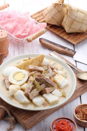Téléchargez les photos : Lontong Sayur Padang est une nourriture qui est souvent consommée par les Indonésiens pour le petit déjeuner - en image libre de droit