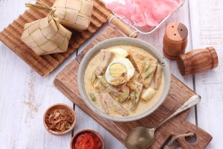 Téléchargez les photos : Lontong Sayur Padang est une nourriture qui est souvent consommée par les Indonésiens pour le petit déjeuner - en image libre de droit