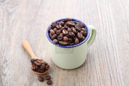 Téléchargez les photos : Grains de café et cuillère en bois - en image libre de droit