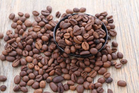Foto de Granos de café tostados en una cuchara de madera y arpillera marrón - Imagen libre de derechos