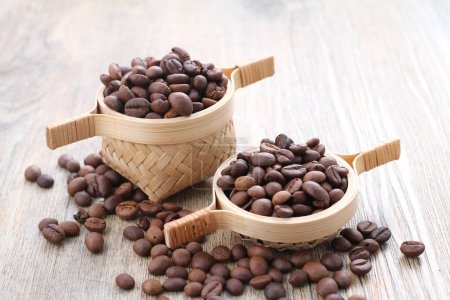 Téléchargez les photos : Gros plan de tasse de grains de café avec cuillère en bois sur fond brun avec espace de copie - en image libre de droit