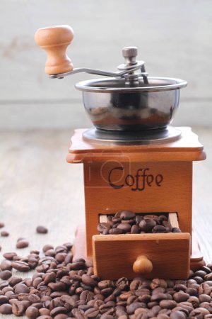 Téléchargez les photos : Grains de café dans un sac sur un fond en bois - en image libre de droit