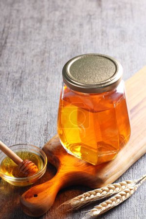 Téléchargez les photos : Miel pur dans un bocal en verre - en image libre de droit