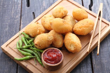 Comro is a typical Sundanese fritter. Comro is made from grated cassava which is shaped round or oval and filled with chili sauce and chili sauce and fried. 