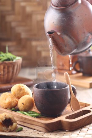 Téléchargez les photos : Table de dîner situation le matin, une tasse de thé chaud avec gâteau combro - en image libre de droit