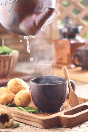 Foto de Situación de la mesa de la cena por la mañana, una taza de té caliente con pastel de combro - Imagen libre de derechos