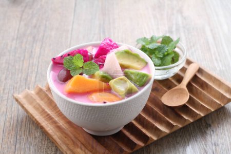 Photo pour Soupe de fruits est une soupe qui est préparée en utilisant des fruits comme ingrédient principal, et peut être servi froid, et est très populaire pendant le Ramadan, pour takjil iftar. - image libre de droit