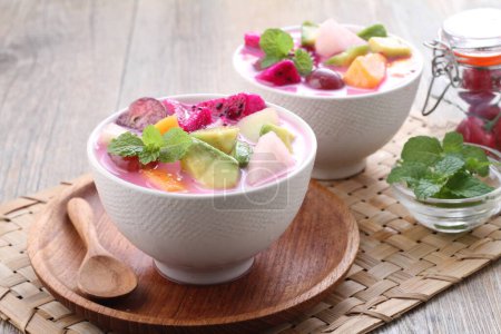 Foto de La sopa de frutas es una sopa que se prepara con fruta como ingrediente principal, y se puede servir fría, y es muy popular durante el Ramadán, para el takjil iftar.. - Imagen libre de derechos
