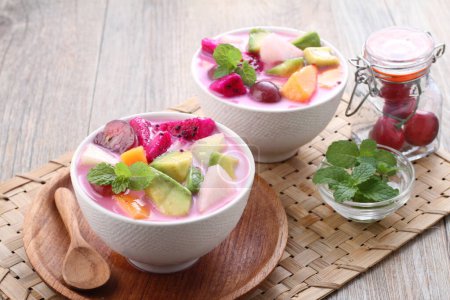 Téléchargez les photos : Soupe de fruits est une soupe qui est préparée en utilisant des fruits comme ingrédient principal, et peut être servi froid, et est très populaire pendant le Ramadan, pour takjil iftar. - en image libre de droit