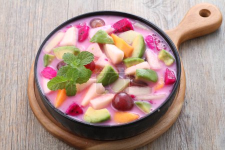 Téléchargez les photos : Soupe de fruits est une soupe qui est préparée en utilisant des fruits comme ingrédient principal, et peut être servi froid, et est très populaire pendant le Ramadan, pour takjil iftar. - en image libre de droit