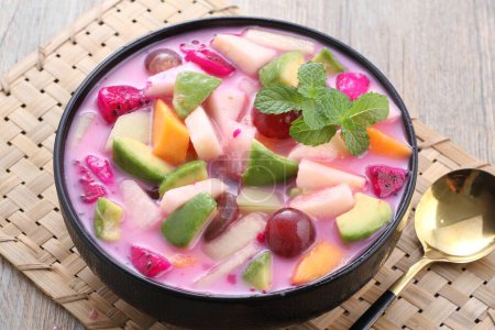 Foto de La sopa de frutas es una sopa que se prepara con fruta como ingrediente principal, y se puede servir fría, y es muy popular durante el Ramadán, para el takjil iftar.. - Imagen libre de derechos