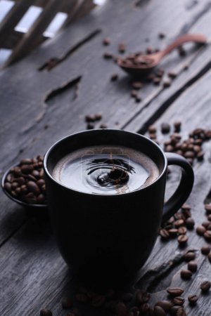 Foto de Coffee is a drink prepared from roasted coffee beans. Darkly colored, bitter, and slightly acidic, coffee has a stimulating effect on humans, primarily due to its caffeine content. It has the highest sales in the world market for hot drinks. - Imagen libre de derechos