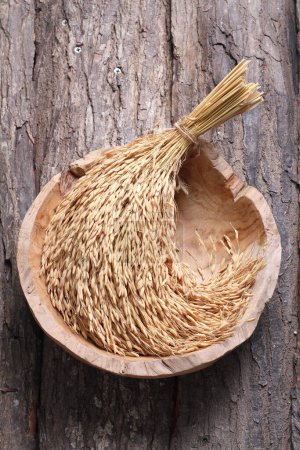 Téléchargez les photos : Oreilles de blé sèches sur fond bois - en image libre de droit
