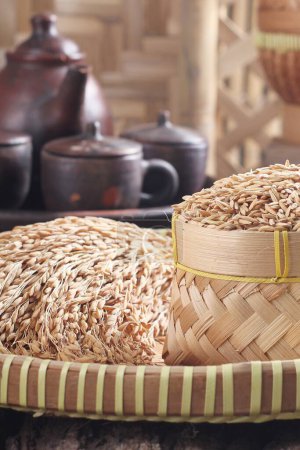 Foto de Un primer plano de granos de arroz en un tazón - Imagen libre de derechos