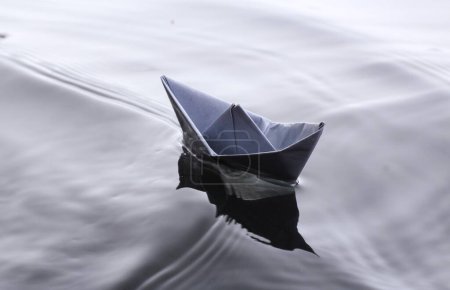 Foto de Barco de papel en el agua - Imagen libre de derechos