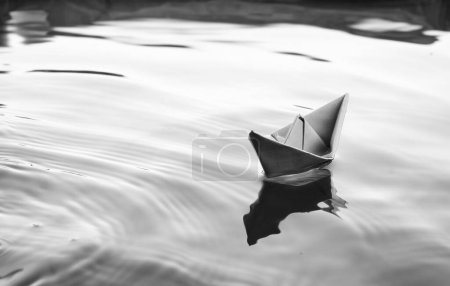Foto de Barco de papel en la superficie irregular del agua - Imagen libre de derechos