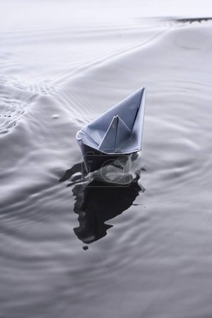 Foto de Barco de papel en la superficie irregular del agua - Imagen libre de derechos