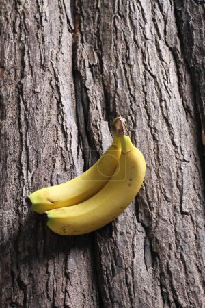 Foto de Plátanos maduros en la mesa de corteza - Imagen libre de derechos