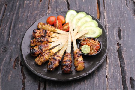 Foto de Sate lilit es una variante satay en Indonesia, originaria de la cocina balinesa. Este satay está hecho de carne de cerdo picada, pescado, pollo, carne de res o incluso carne de tortuga, que luego se mezcla con coco rallado. - Imagen libre de derechos